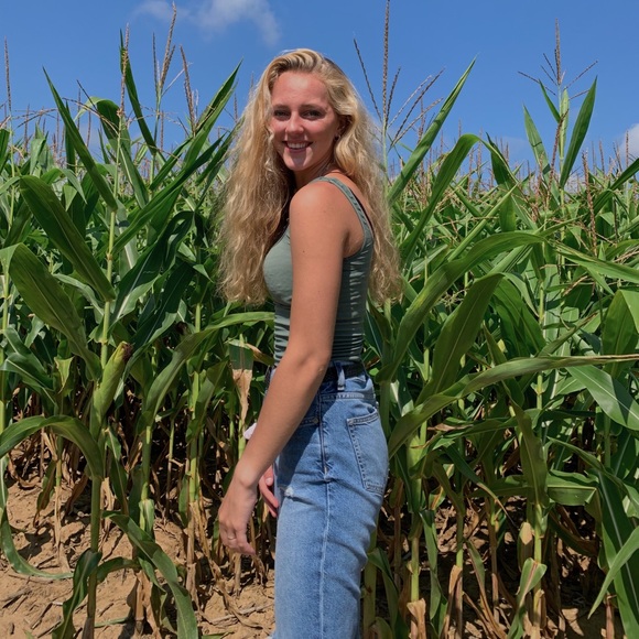 Meet your Posher, Daniella - Picture 3 of 6